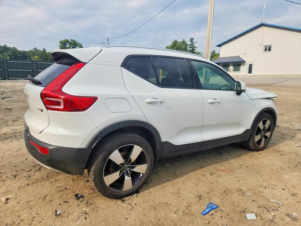 2020 VOLVO XC40 Momentum