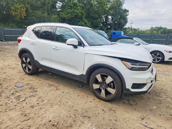 2020 VOLVO XC40 Momentum
