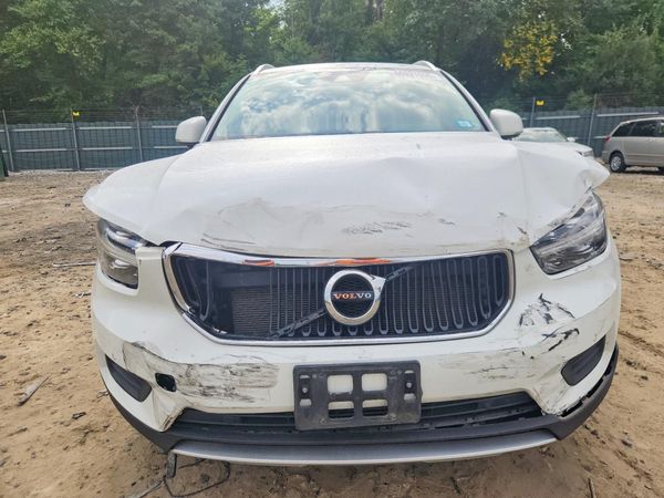2020 VOLVO XC40 Momentum