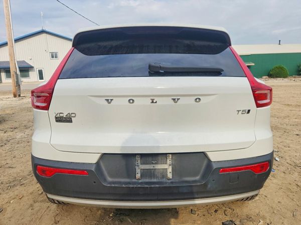 2020 VOLVO XC40 Momentum
