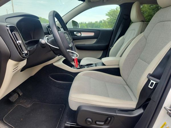 2020 VOLVO XC40 Momentum