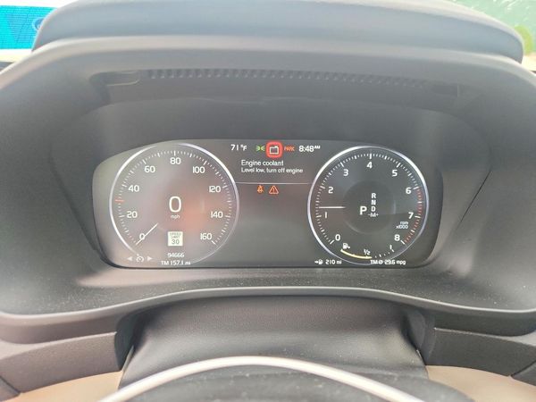 2020 VOLVO XC40 Momentum