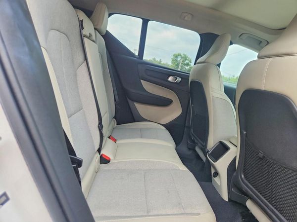 2020 VOLVO XC40 Momentum