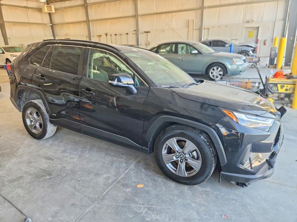 2025 TOYOTA RAV4 XLE — Passenger 3/4