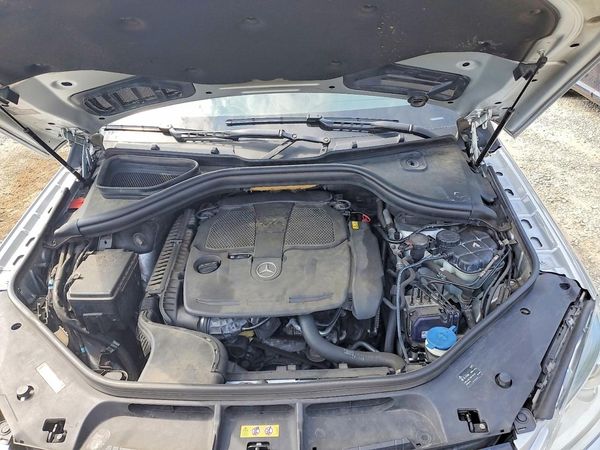 2012 MERCEDES-BENZ ML ML350 4-MATIC — Engine bay