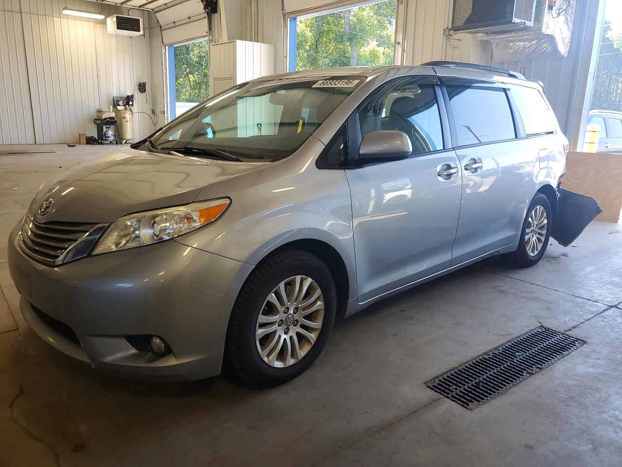 2017 TOYOTA SIENNA