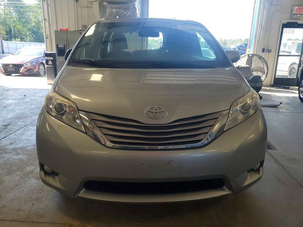 2017 TOYOTA SIENNA