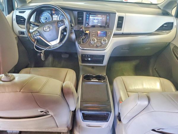 2017 TOYOTA SIENNA
