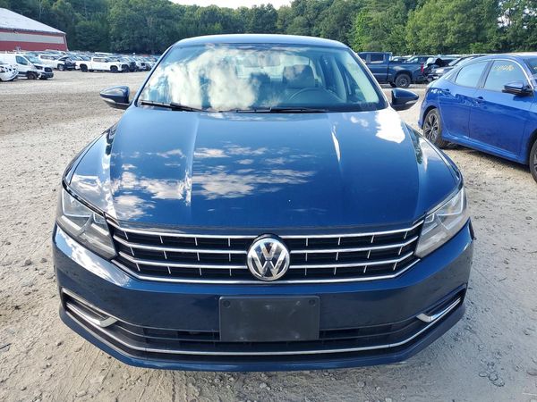 2018 VOLKSWAGEN PASSAT S, R-Line