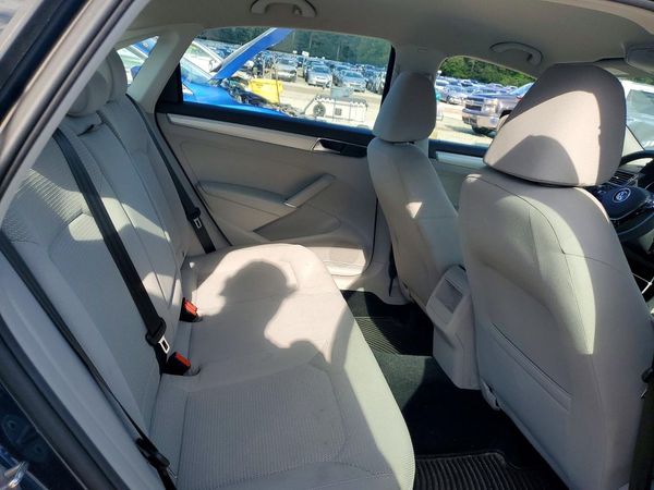 2018 VOLKSWAGEN PASSAT S, R-Line
