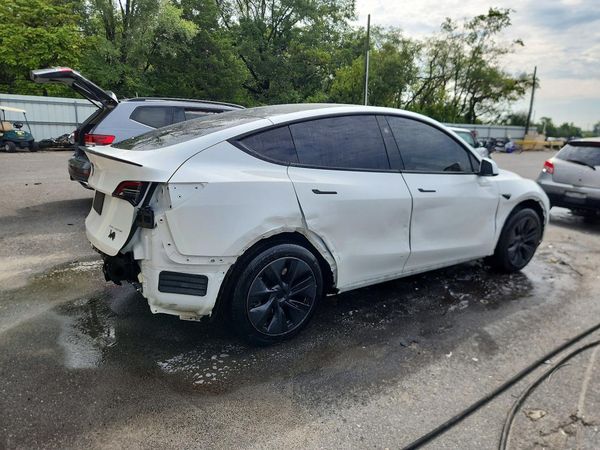 2025 TESLA MODEL Y