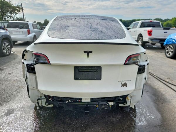 2025 TESLA MODEL Y