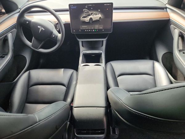 2025 TESLA MODEL Y