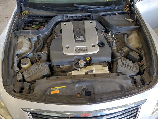 2012 INFINITI G37 — Engine bay