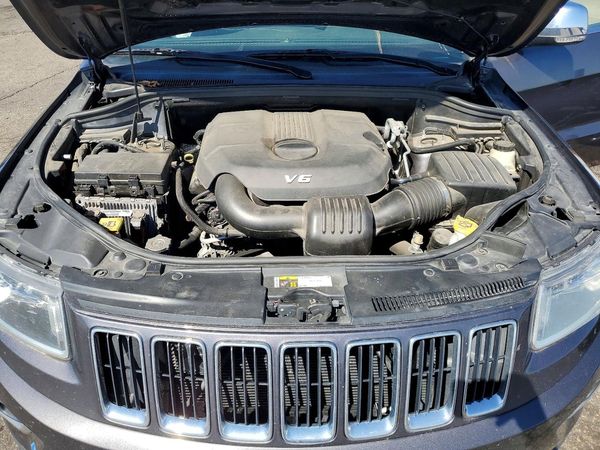 2015 JEEP GRAND CHEROKEE Limited — Engine bay