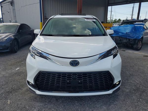 2021 TOYOTA SIENNA LE Plus Package