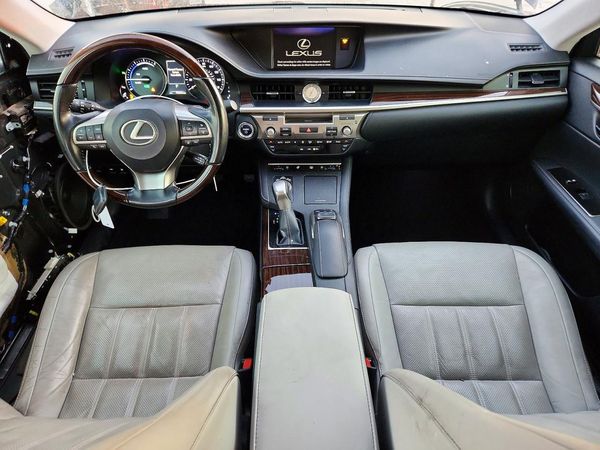 2017 LEXUS ES 300h
