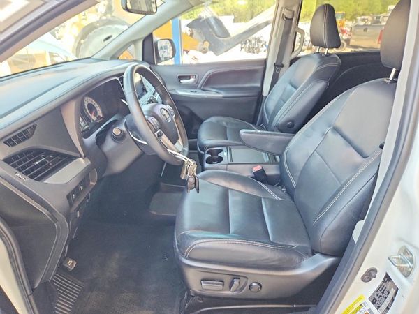 2017 TOYOTA SIENNA SE/SE Premium