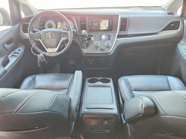 2017 TOYOTA SIENNA SE/SE Premium
