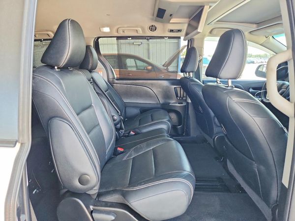 2017 TOYOTA SIENNA SE/SE Premium