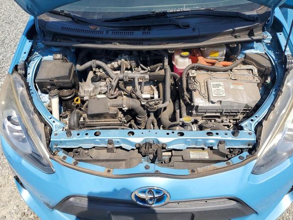 2015 TOYOTA PRIUS C ON