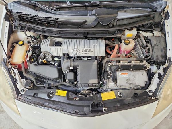 2012 TOYOTA PRIUS — Engine bay