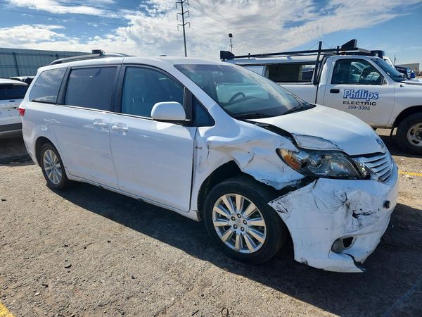 2017 TOYOTA SIENNA