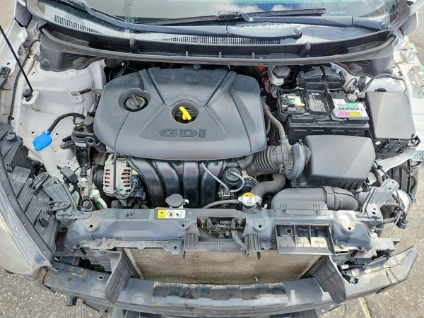 2016 HYUNDAI ELANTRA — Engine bay