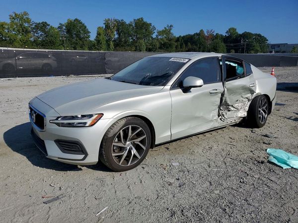 2020 VOLVO S60 Momentum