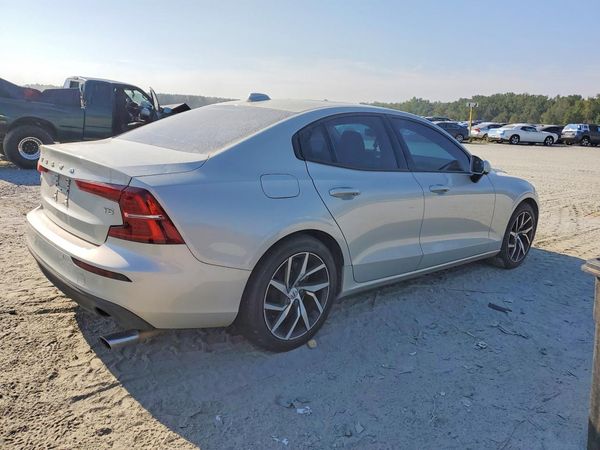 2020 VOLVO S60 Momentum