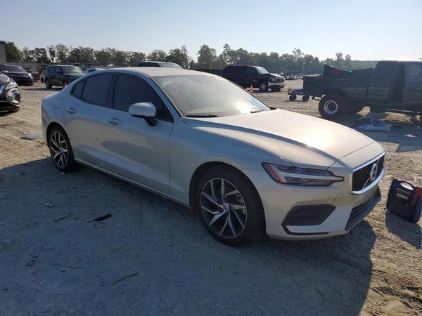 2020 VOLVO S60 Momentum