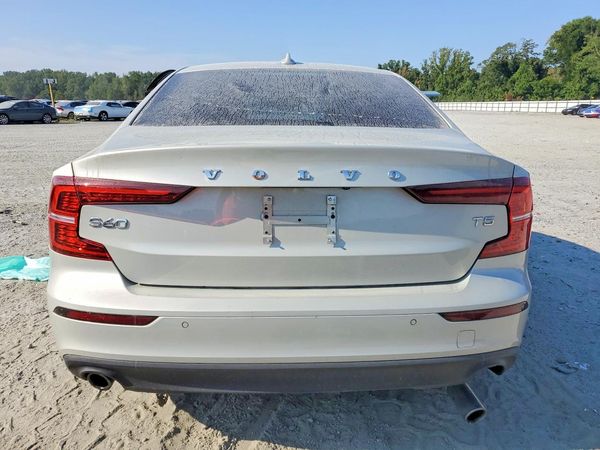 2020 VOLVO S60 Momentum