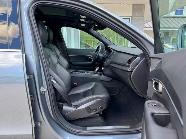2020 VOLVO XC90 Momentum