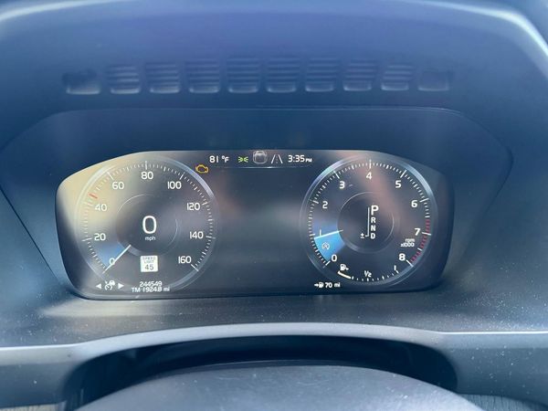 2020 VOLVO XC90 Momentum