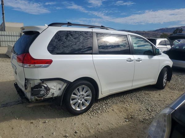 2014 TOYOTA SIENNA