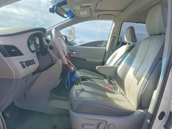 2014 TOYOTA SIENNA