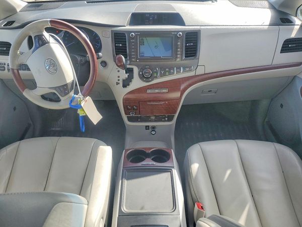 2014 TOYOTA SIENNA