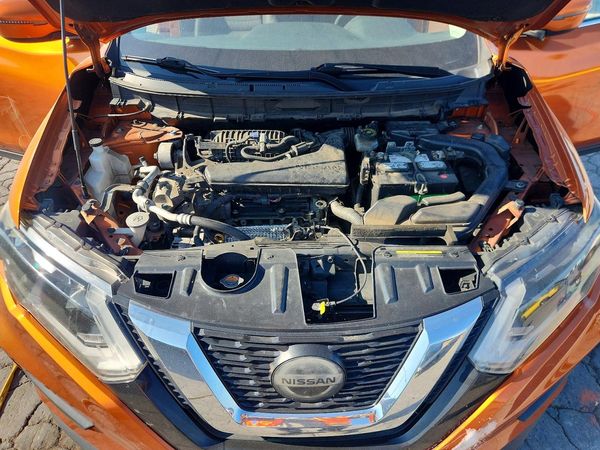 2019 NISSAN ROGUE — Engine bay