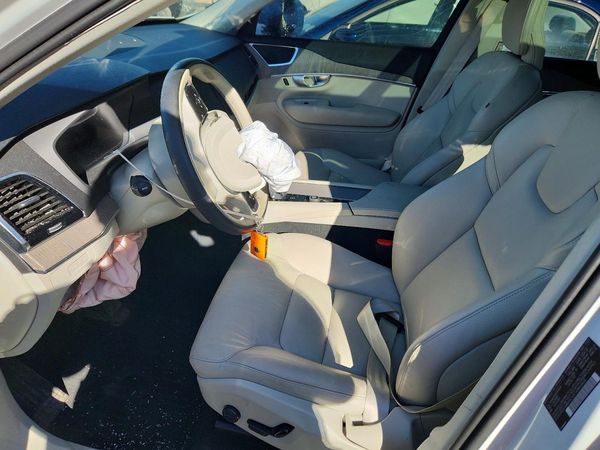 2025 VOLVO XC90 Plus Bright — DENT
