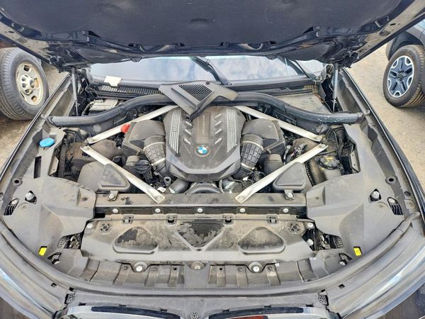 2020 BMW X7 M50i — Engine bay
