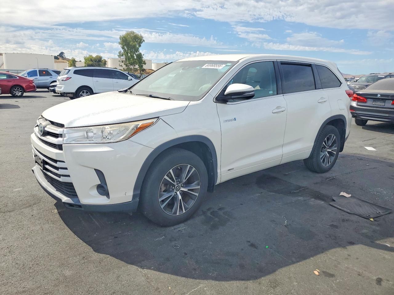 2017 TOYOTA HIGHLANDER LE Hybrid — Front 3/4