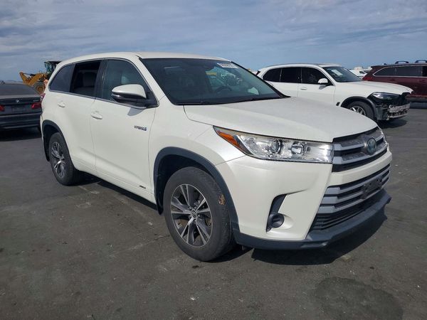2017 TOYOTA HIGHLANDER LE Hybrid — Passenger 3/4
