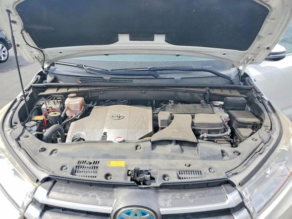 2017 TOYOTA HIGHLANDER LE Hybrid — Engine bay