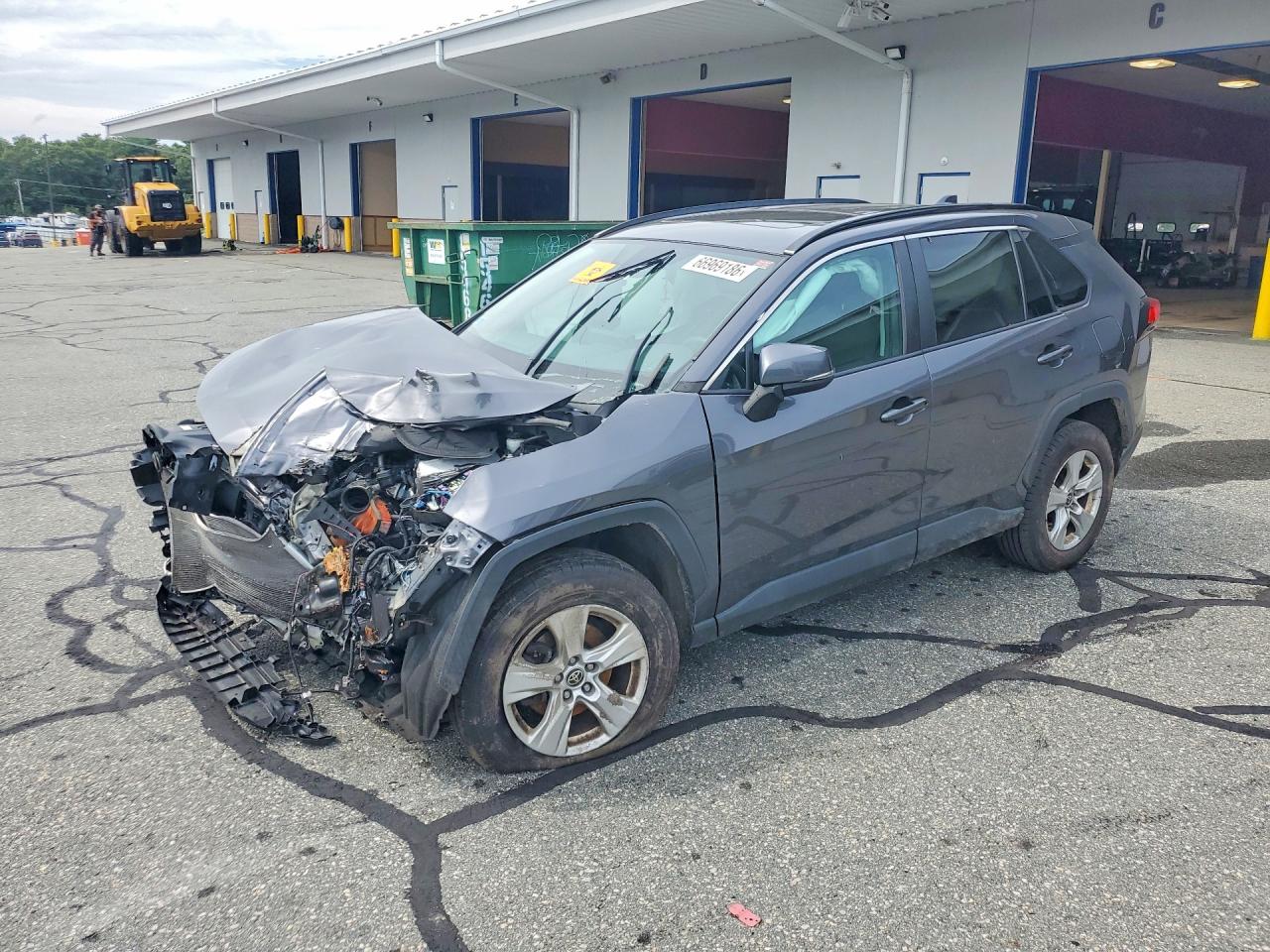 2021 TOYOTA RAV4 XLE — Front 3/4