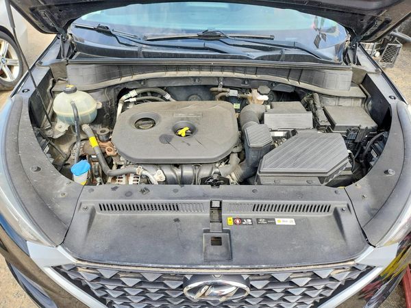 2020 HYUNDAI TUCSON SE — Engine bay