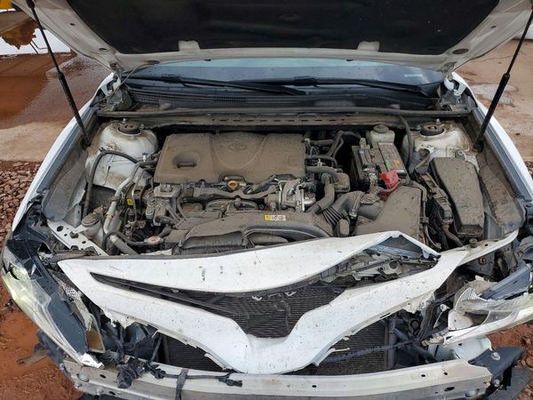 2020 TOYOTA CAMRY SE — Engine bay