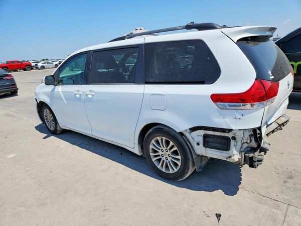 2012 TOYOTA SIENNA