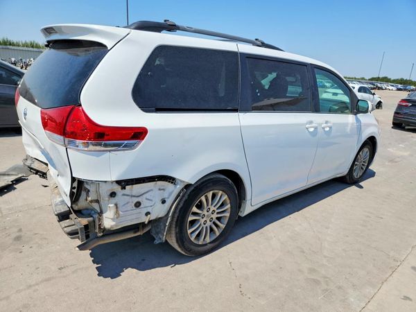 2012 TOYOTA SIENNA