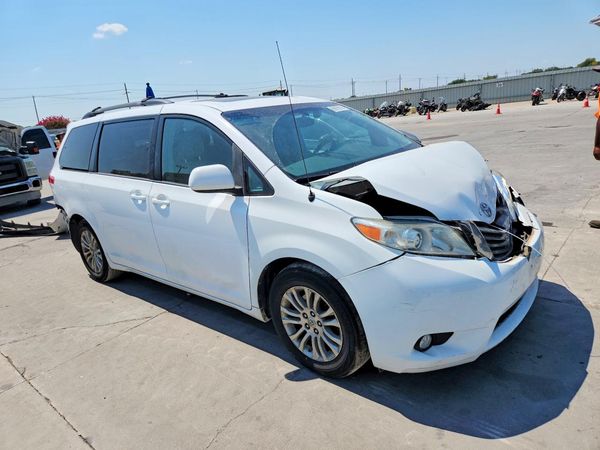 2012 TOYOTA SIENNA