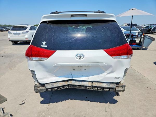 2012 TOYOTA SIENNA